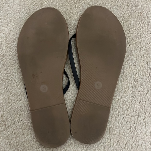 Bundle of 4 Pairs of Women’s Old Navy Sandals and Flip Flops - Size 8 - Picture 7 of 9